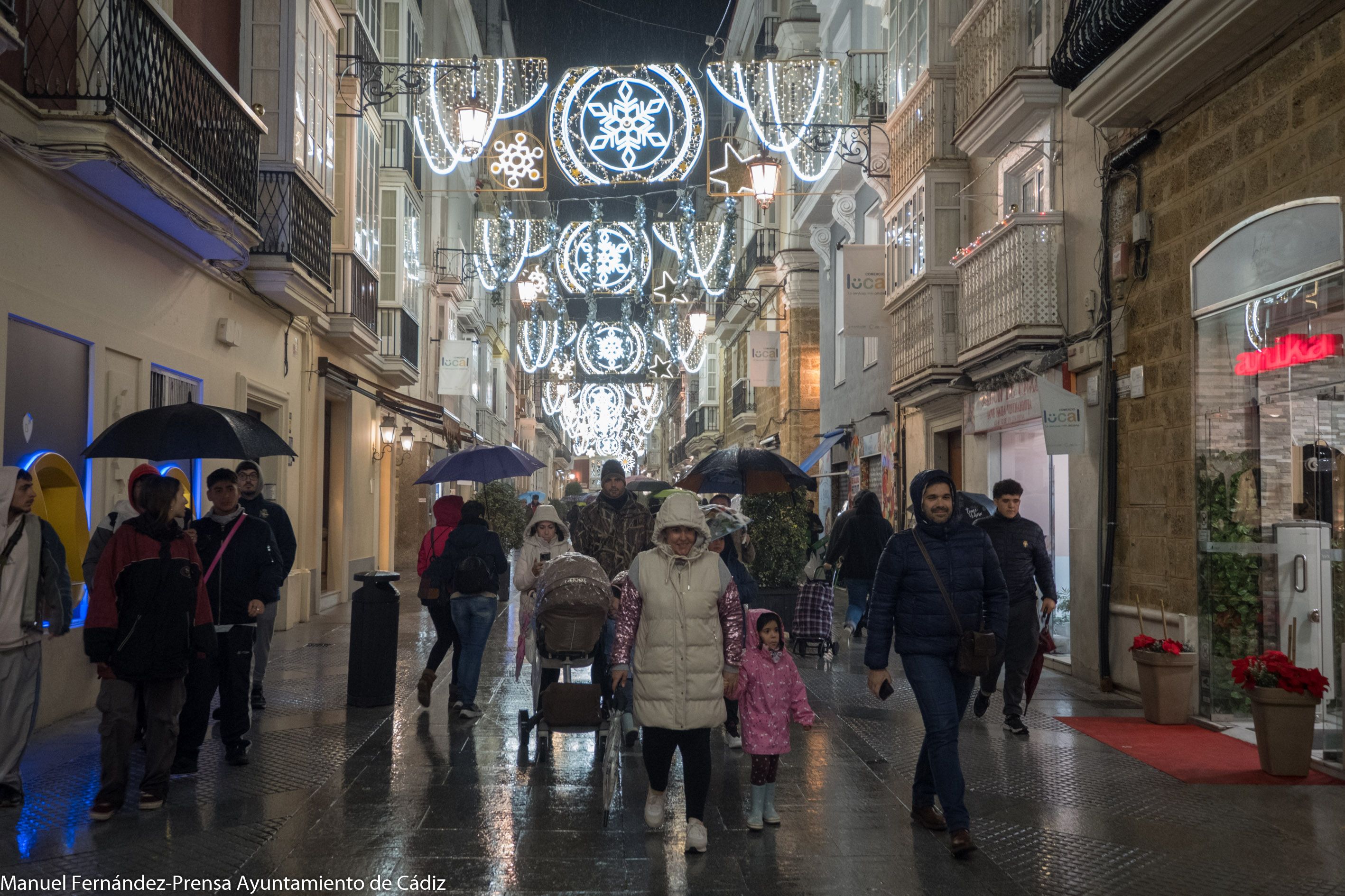 Una de las calles de Cádiz iluminadas bajo la lluvia.