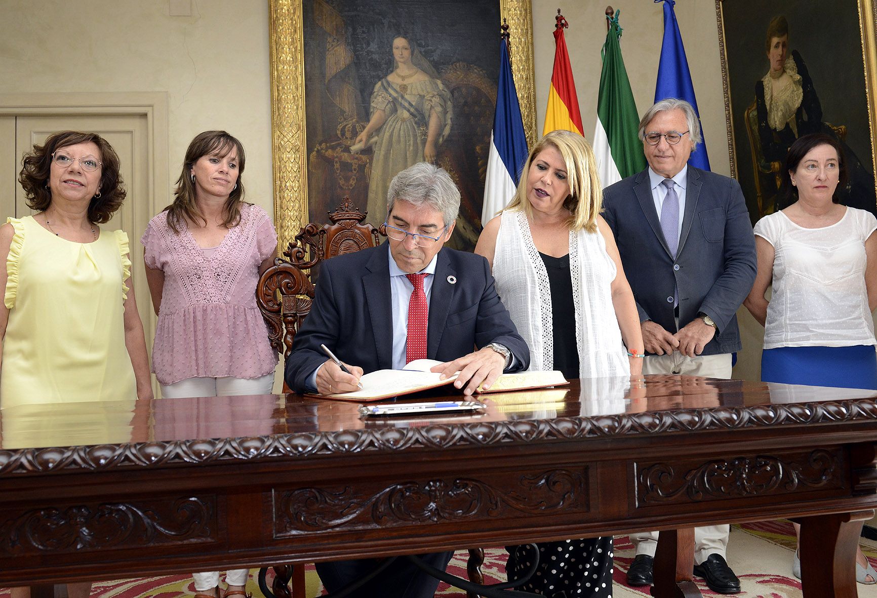 El delegado del Gobierno en Andalucía, Lucrecio Fernández, firma en el libro de honor del Ayuntamiento de Jerez. 
