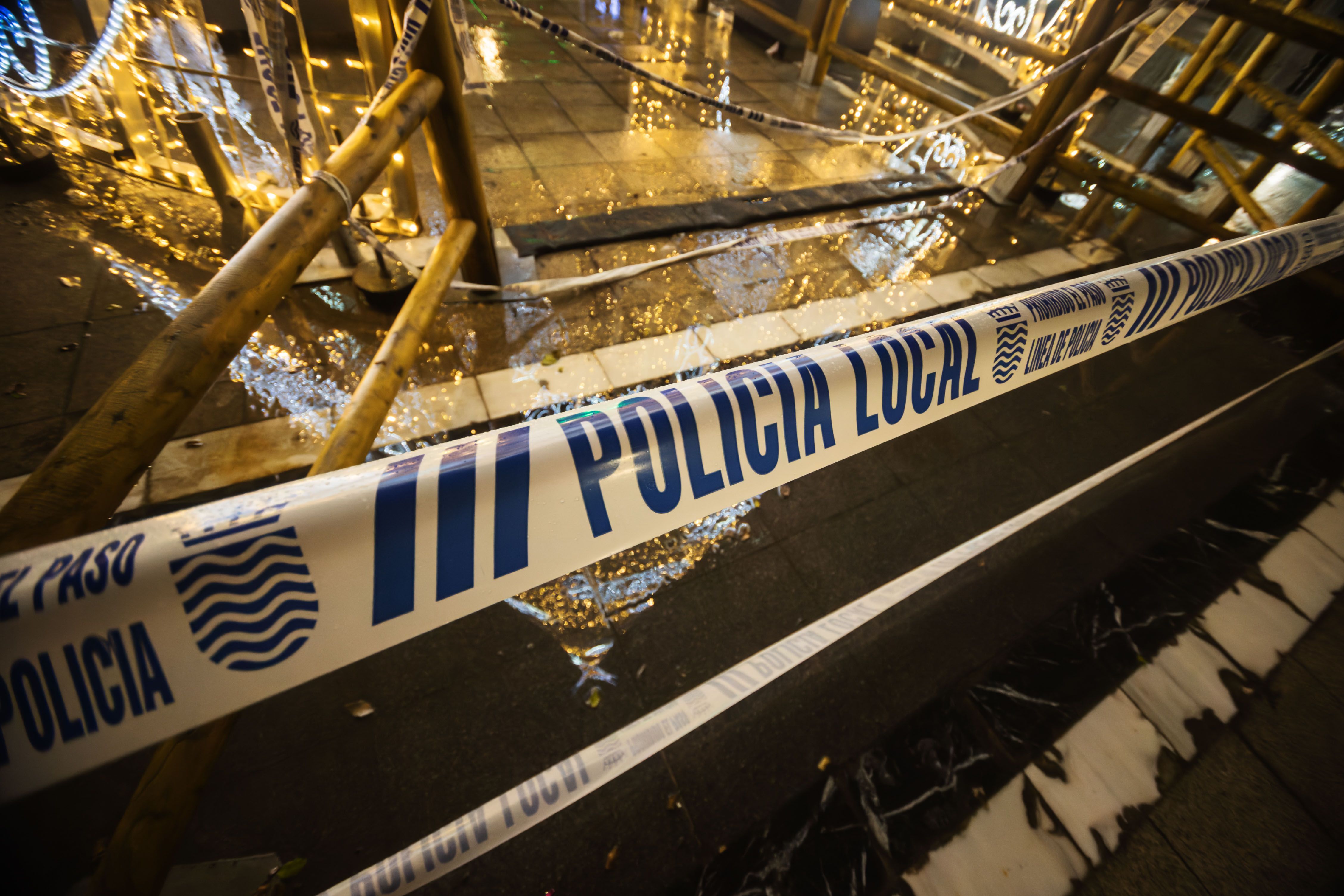 Los problemas en el alumbrado de Navidad en Jerez se achacan al mal tiempo. En la imagen, el árbol de la plaza del Arenal, precintado.