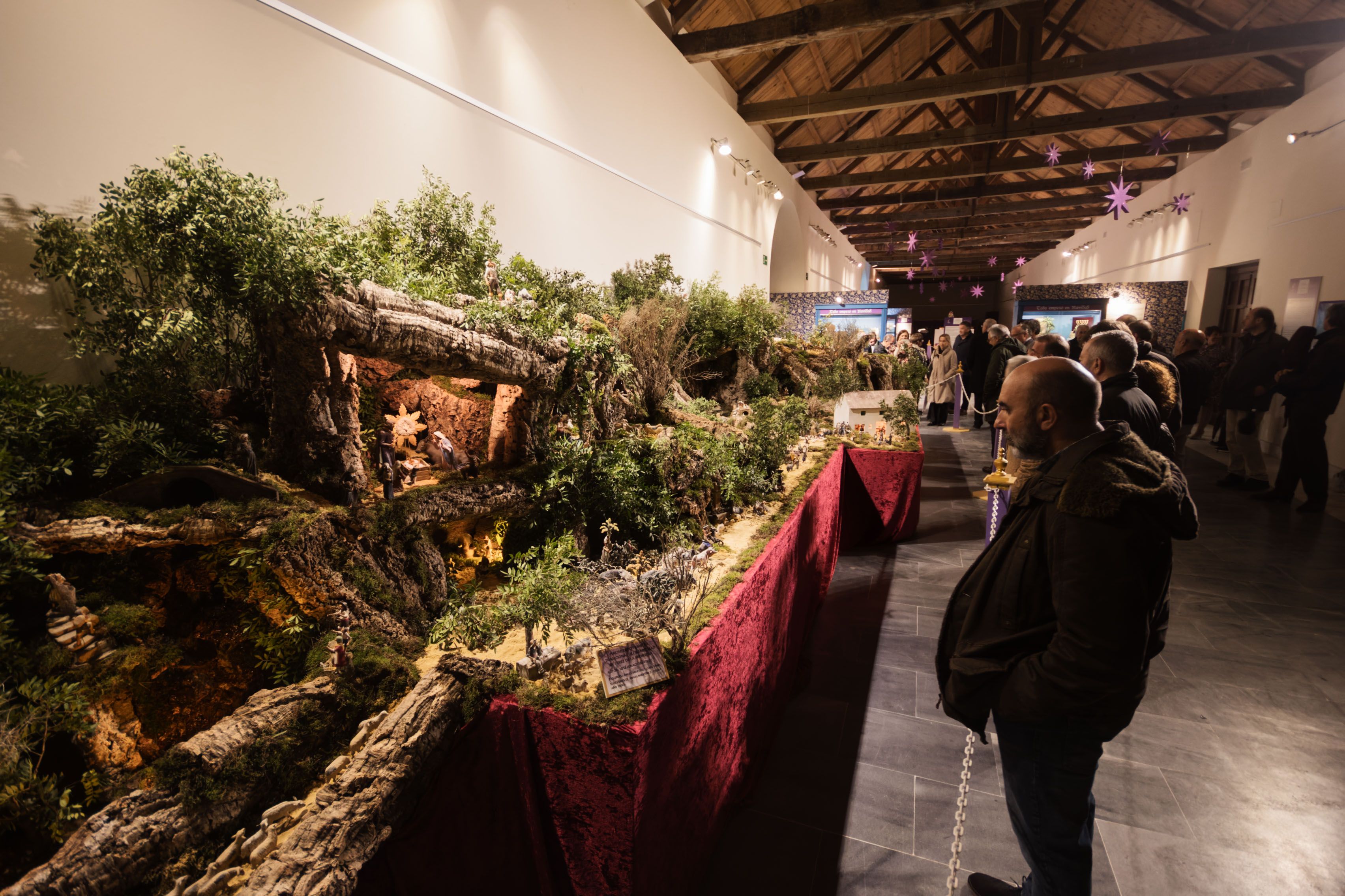 Exposición de un siglo de belenismo en Cádiz, en la planta alta de los Claustros de Jerez, en la inauguración este pasado lunes.