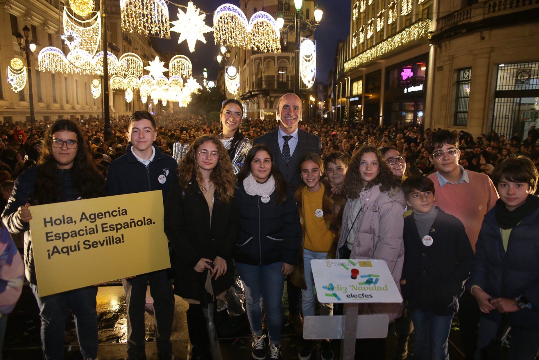 Momento de la inauguración del alumbrado navideño en Sevilla, con el alcalde en el centro de la imagen.