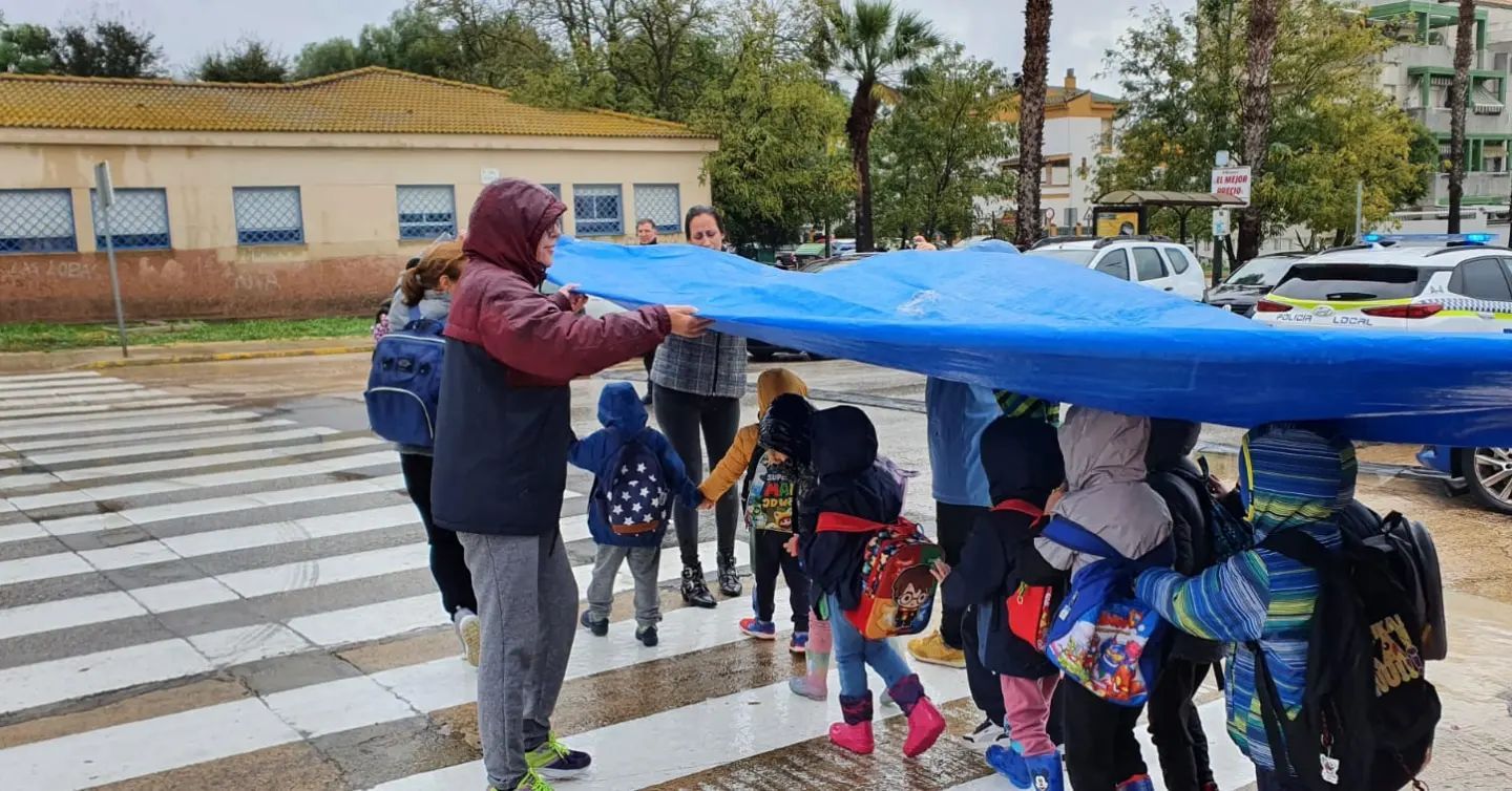Los alumnos de la Escuela Infantil Elvira Lindo de Puerto Real deben cruzar la carretera para acceder al comedor de otro centro ubicado al otro lado de la vía.