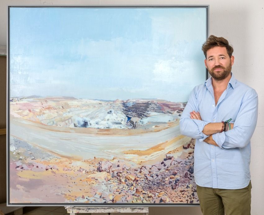El artista jerezano Antonio Lara, posando junto a su obra. 
