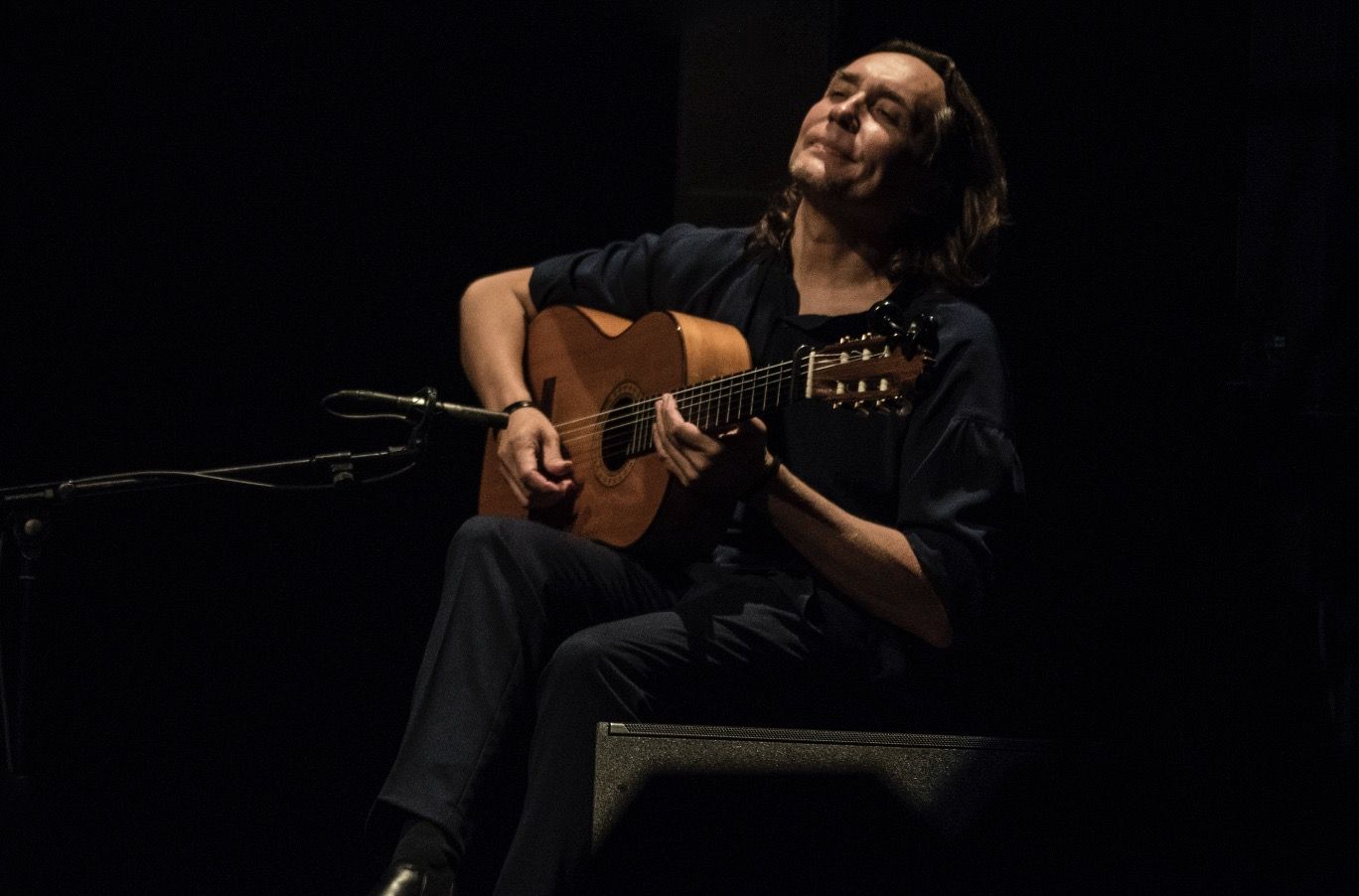 Vicente Amigo en un pasaje de su concierto en el Teatro de la Maestranza en la última Bienal de Flamenco de Sevilla.