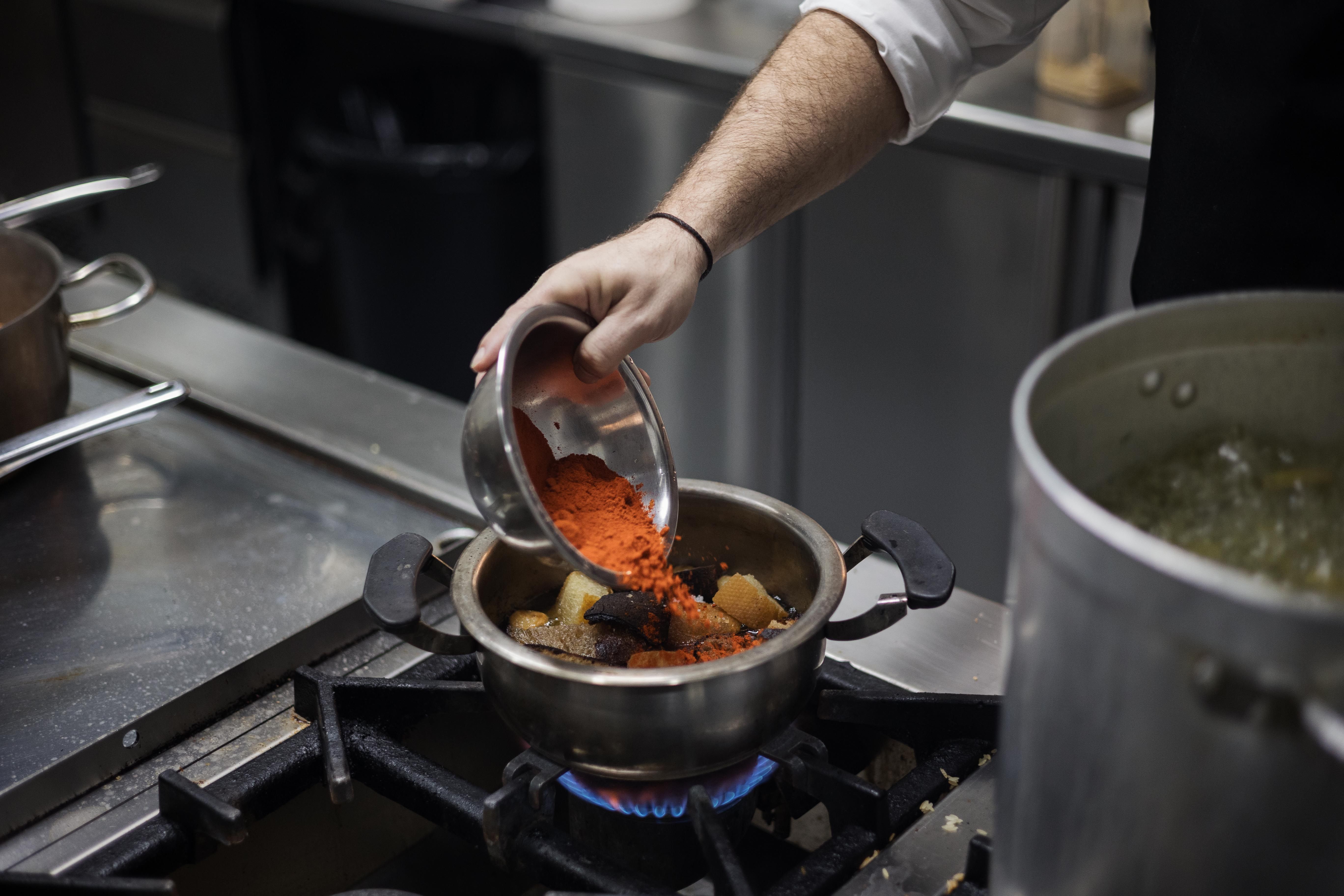 Juanma preparando un chipirón relleno. MANU GARCÍA
