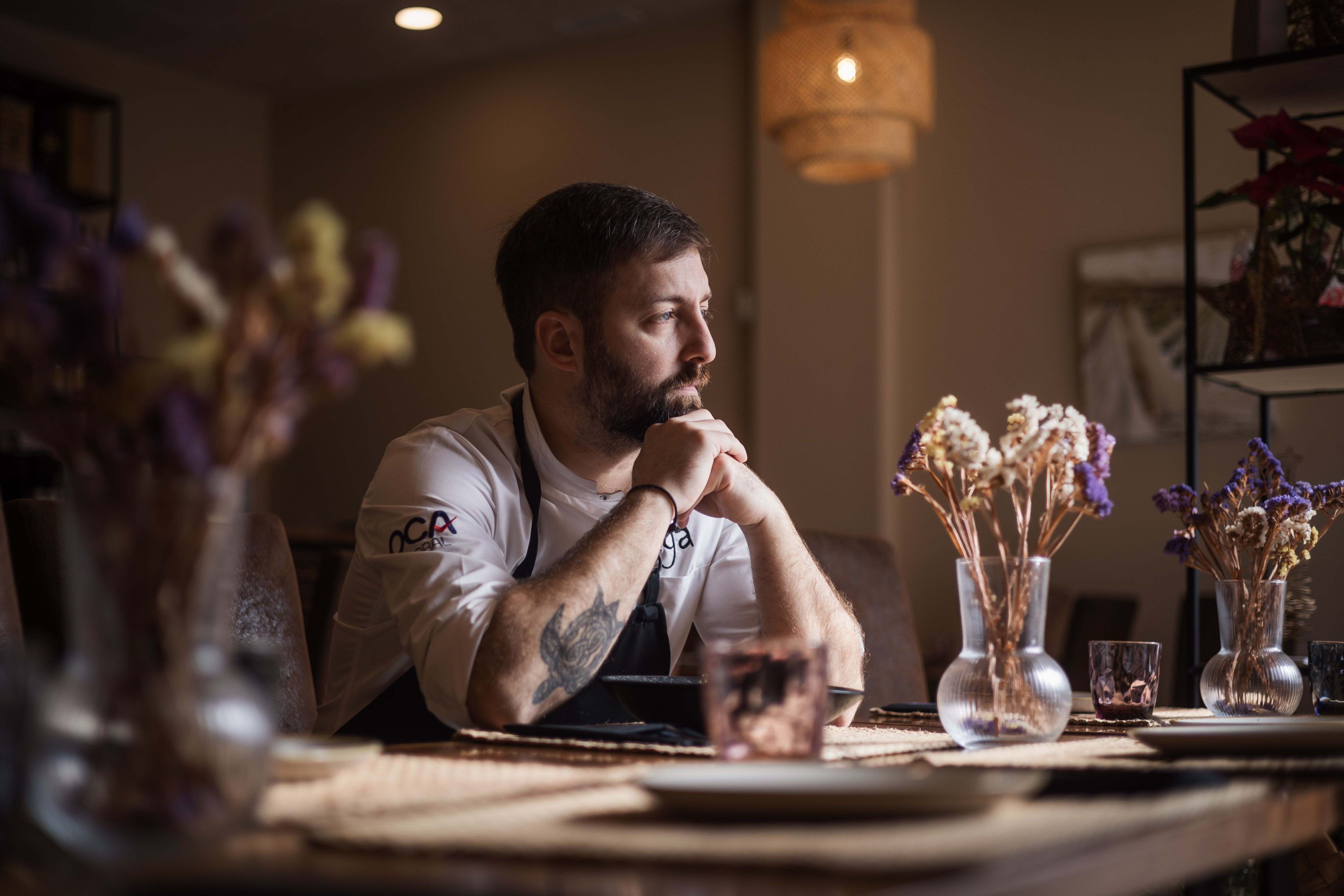 El chef sentado en una de las mesas de su restaurante. MANU GARCÍA