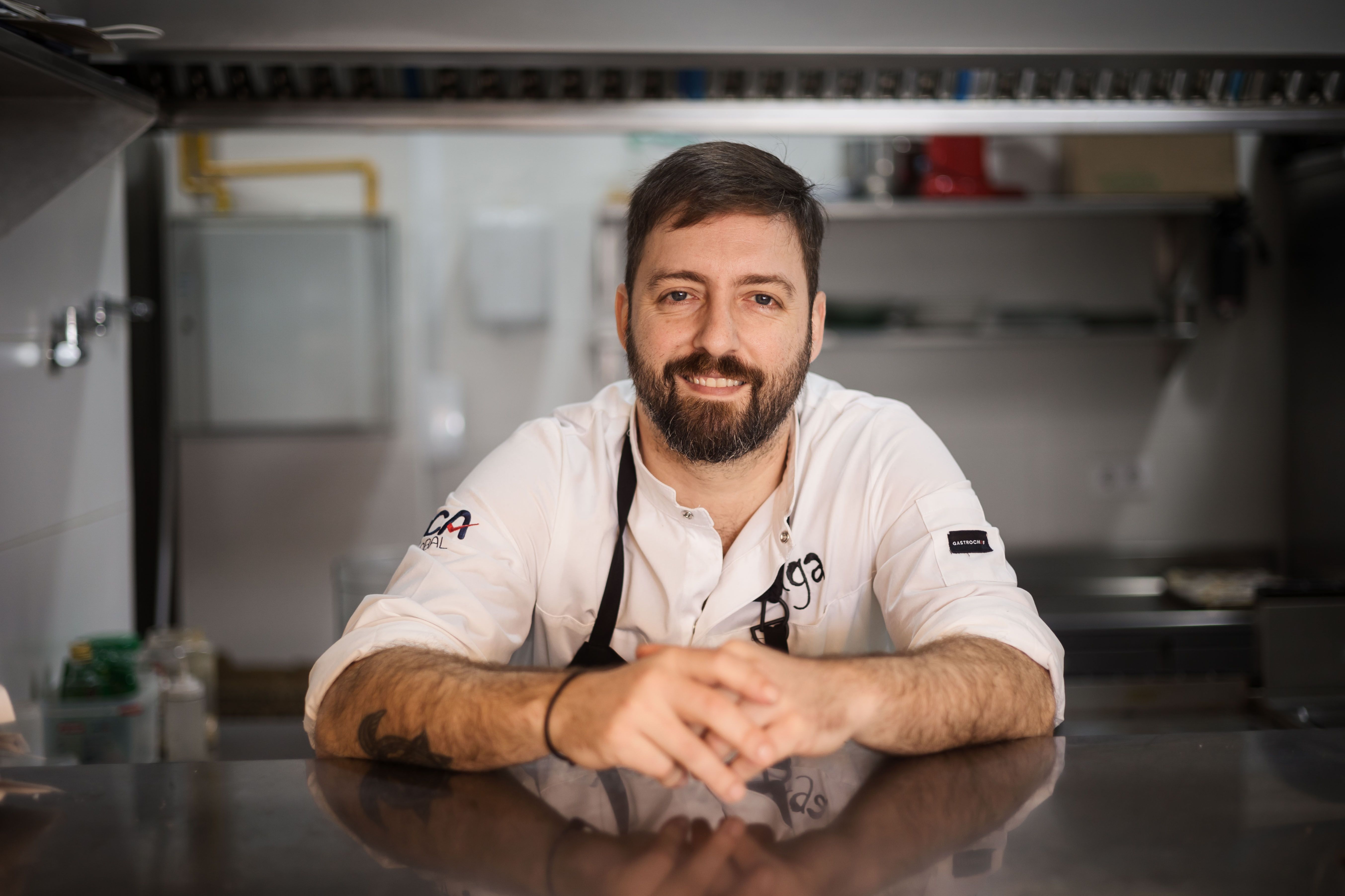 Juanma Contreras en la cocina del Tuga.