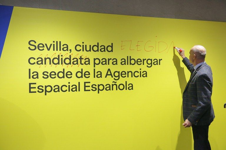 El alcalde de Sevilla celebrando el nombramiento de la Agencia.