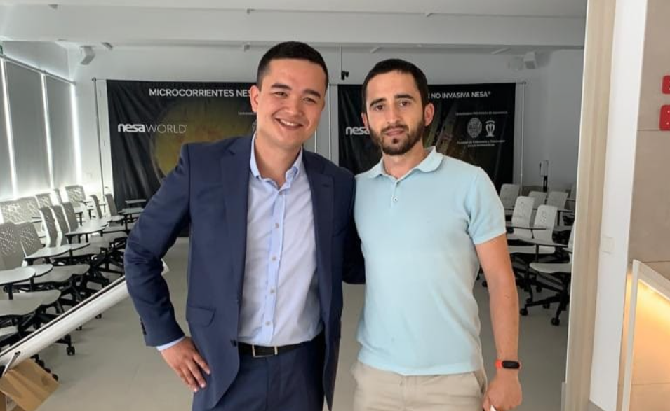 El doctor Antonio Hijano junto a Aitaro Seikai, el inventor de la neuromodulación no invasiva que ha empezado a usarse en Jerez.