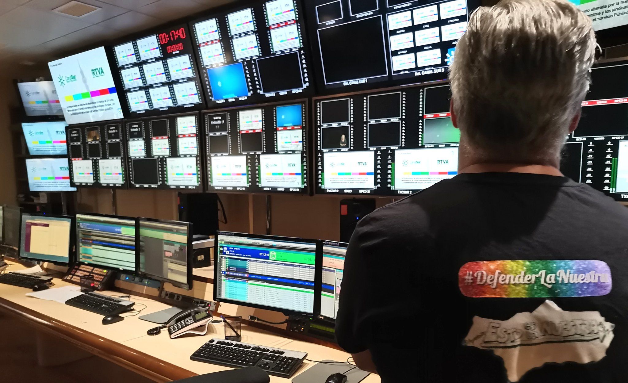 La falta de personal provoca la supresión de informativos provinciales en Canal Sur. En la imagen de archivo, control de realización en la RTVA.