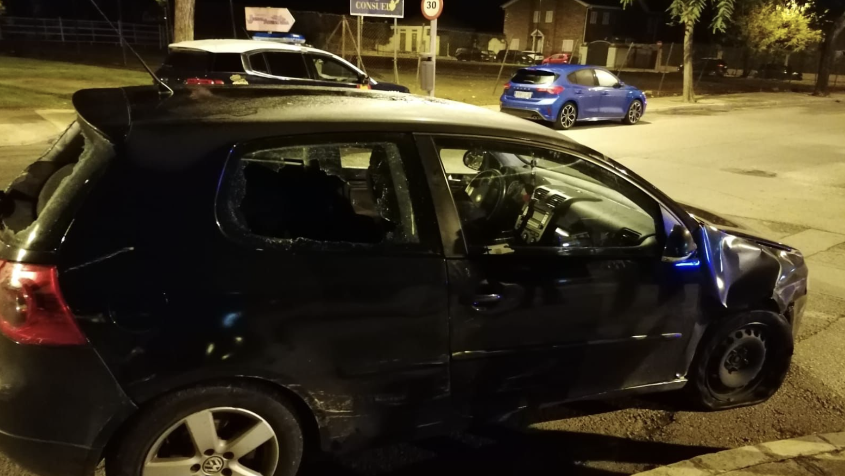 Estado en el que quedó el coche, ya intervenido por la Policía en calle Bruselas, tras embestir a varias personas en la conflictiva avenida de México en Jerez.