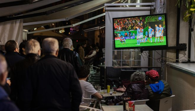 Un bar, con el España-Marruecos.