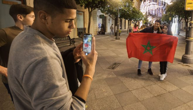 Aficionados de Marruecos, con la bandera de su país.