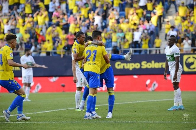 Los jugadores del Cádiz CF, celebrando uno de los goles conseguidos ante el Elche.   CADIZCF