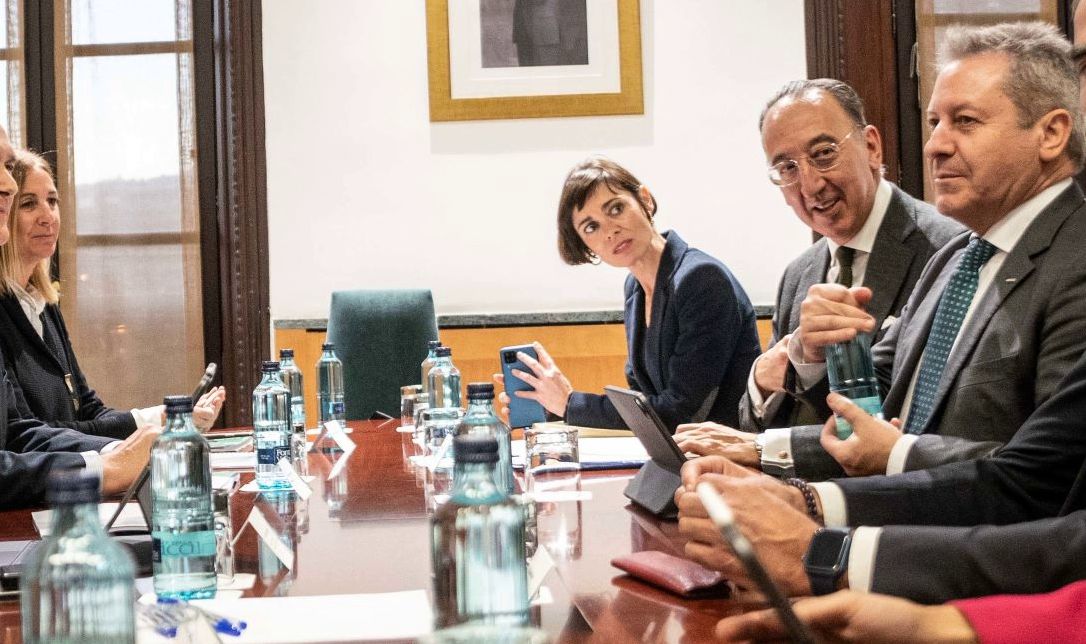Jorge Domecq, con gafas, sentado a la derecha del director de Airbus en España, Alberto Fernández.