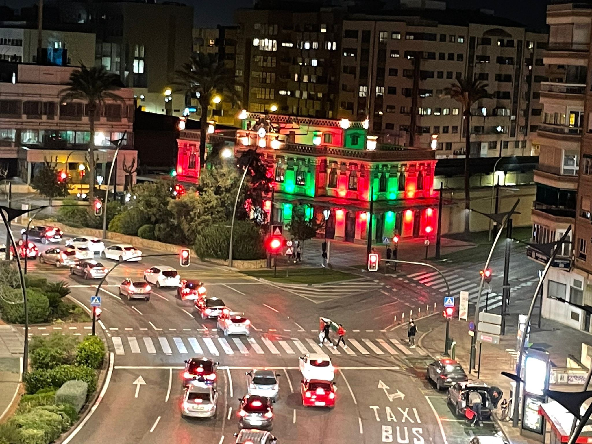 Imagen del ayuntamiento de Murcia iluminado.