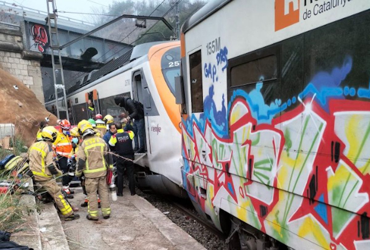 Dos trenes chocan en Montcada i Reixac - Manresa, en Barcelona.