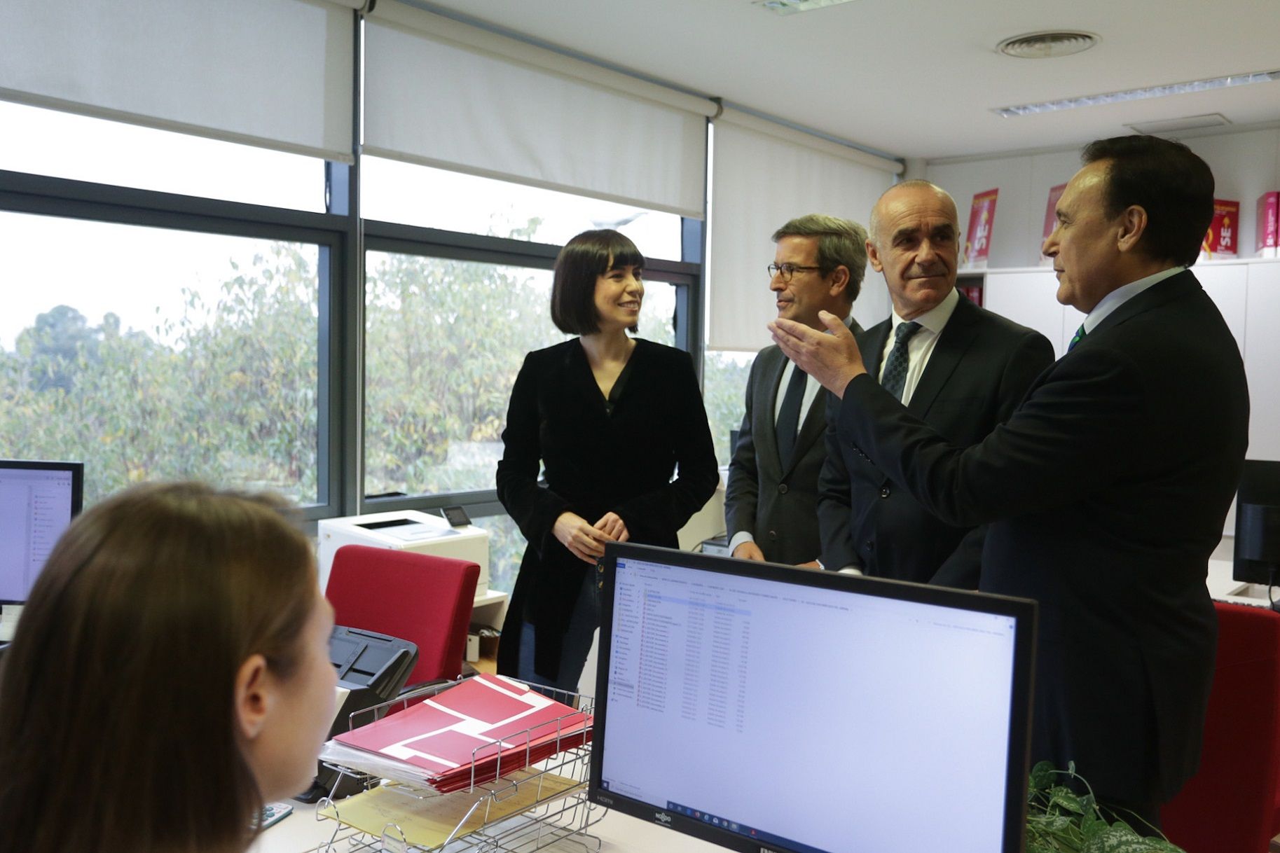 El alcalde de Sevilla junto a la ministra de Ciencia en las instalaciones de la Agencia Espacial.
