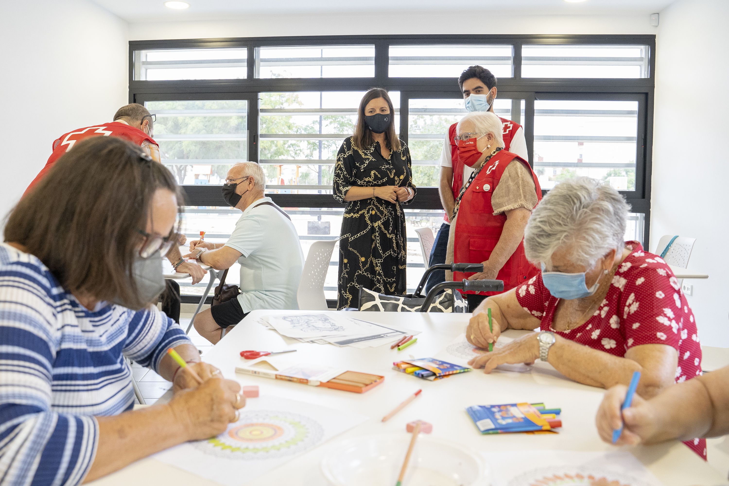 Patricia Cavada, alcaldesa de San Fernando, de visita a una de las asociaciones que recibirá la subvención.