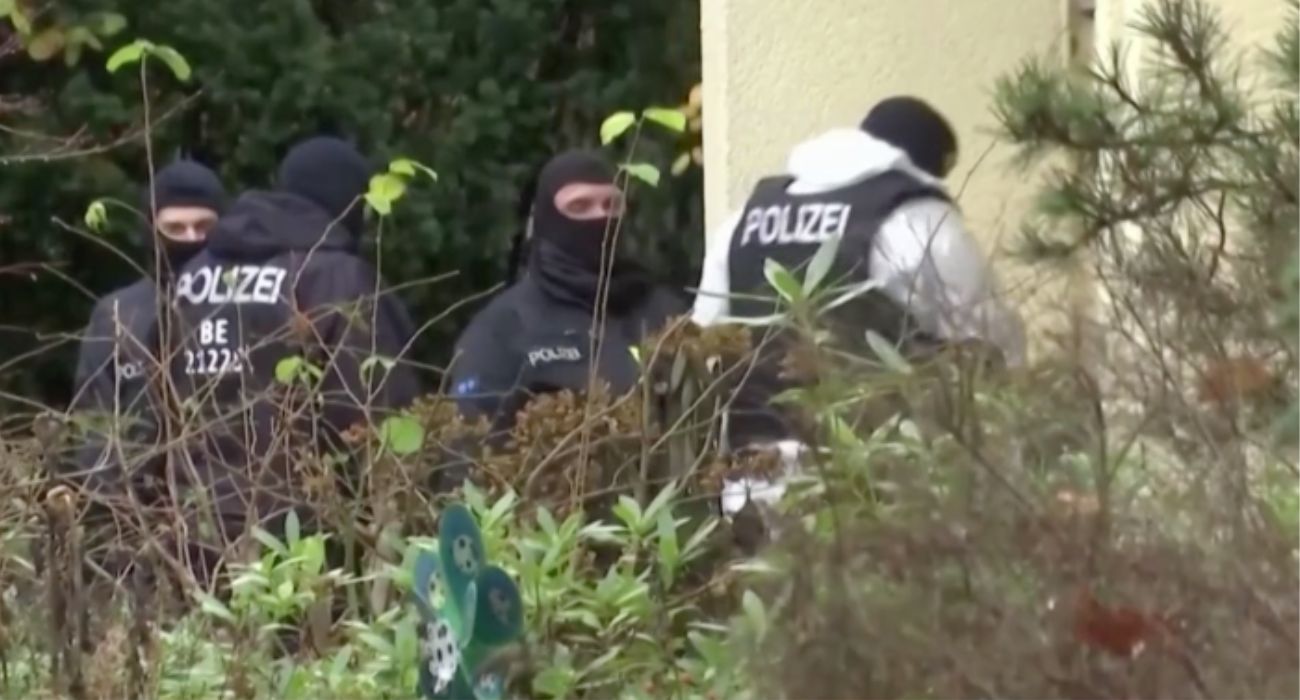 Tres mil agentes han intervenido en una operación para desmantelar a un grupo neonazi en Alemania.