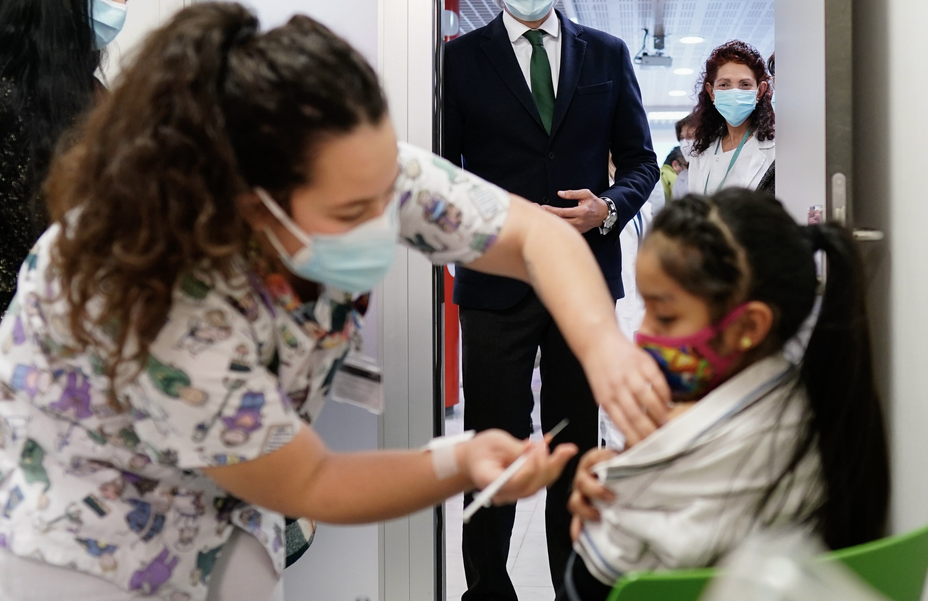Vacuna a un menor en un centro sanitario en la Comunidad de Madrid, en una imagen de archivo.