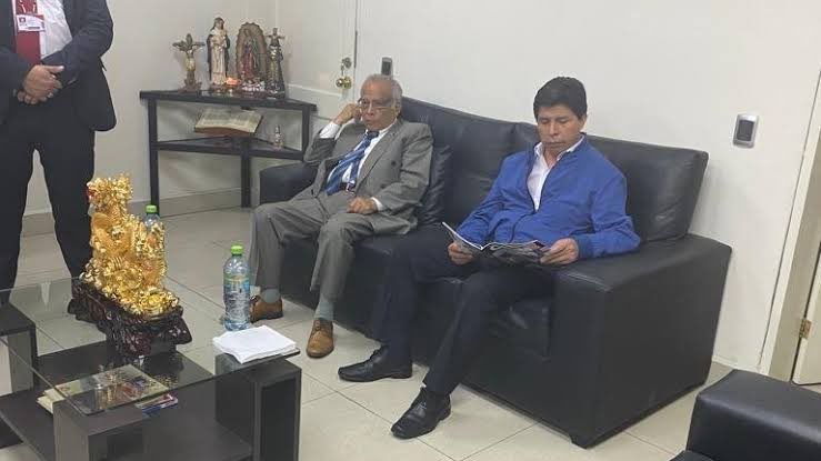 El ya ex presidente de Perú, Pedro Castillo, detenido tras su autogolpe fallido, en una imagen televisiva.