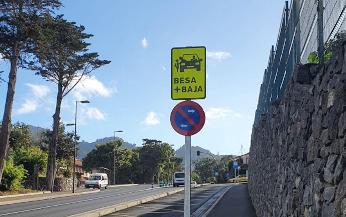 Señal de 'Besa y baja', el invento para evitar atascos en las entradas de los colegios en Tegueste, en Tenerife. 