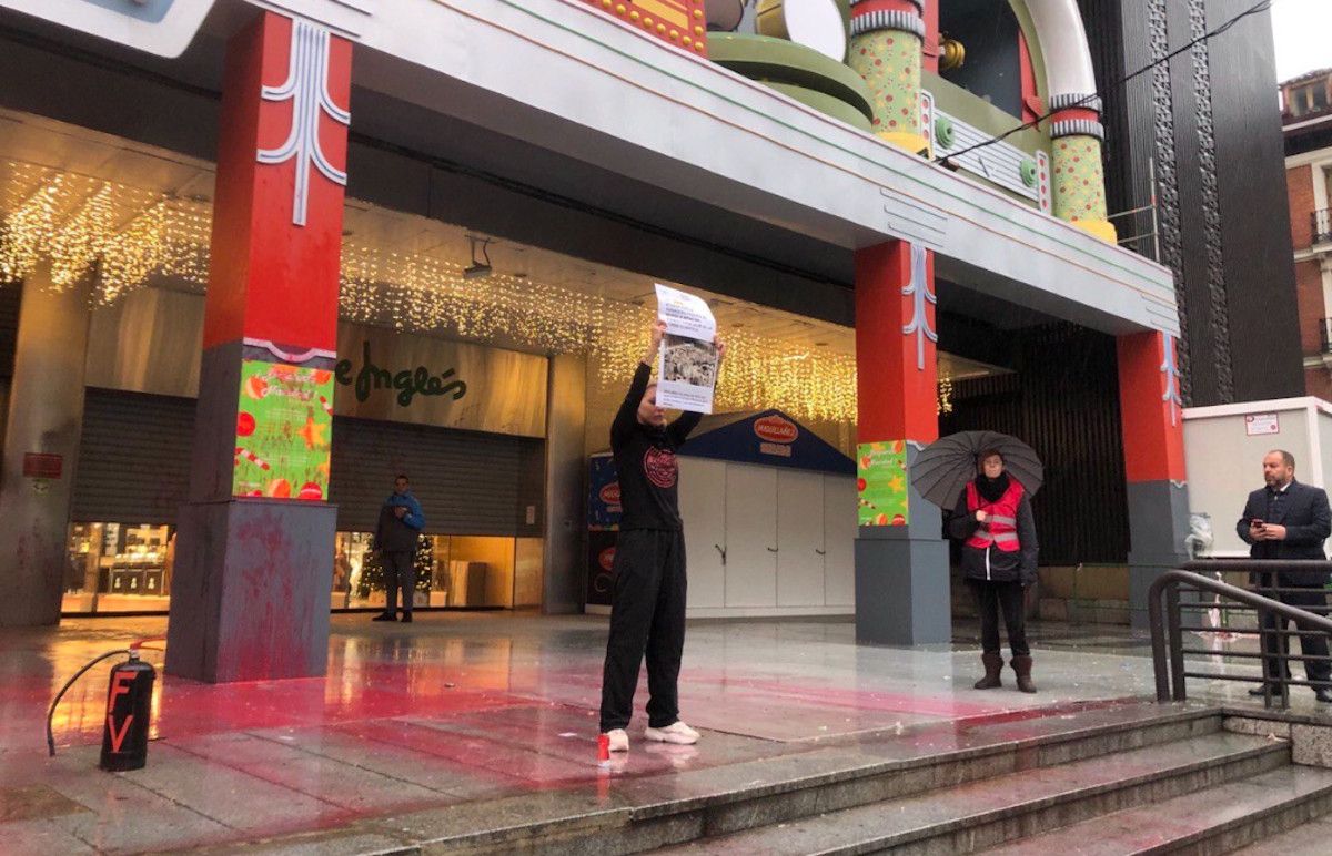 Activistas en Cortylandia, el tradicional espectáculo infantil de la Navidad en Madrid.