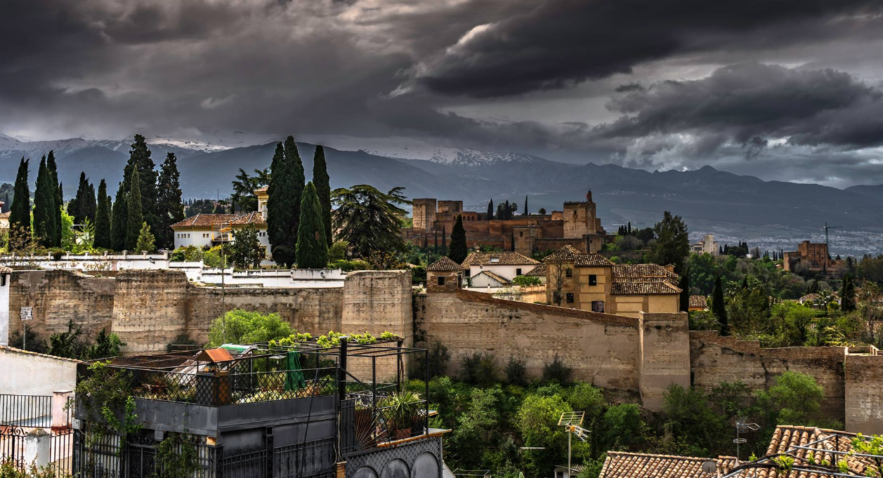 Imagen de la muralla zirí de La Alhambra de Granada.