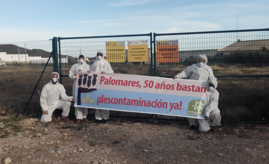 Ecologistas protestando en Palomares. España pide a Estados Unidos que limpie por fin la zona.