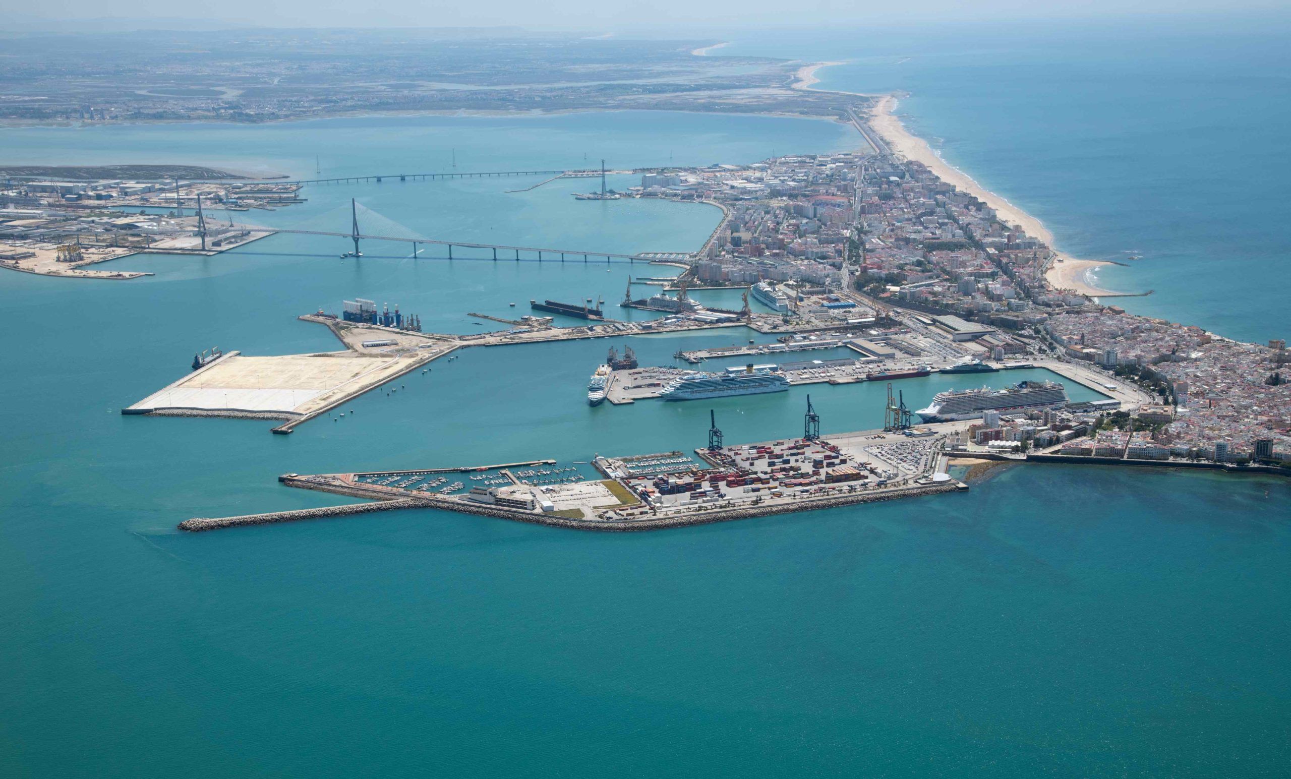 Con 14 kilómetros cuadrados Cádiz no puede crecer, es casi una isla, por lo que sus ingresos están muy limitados. APBC