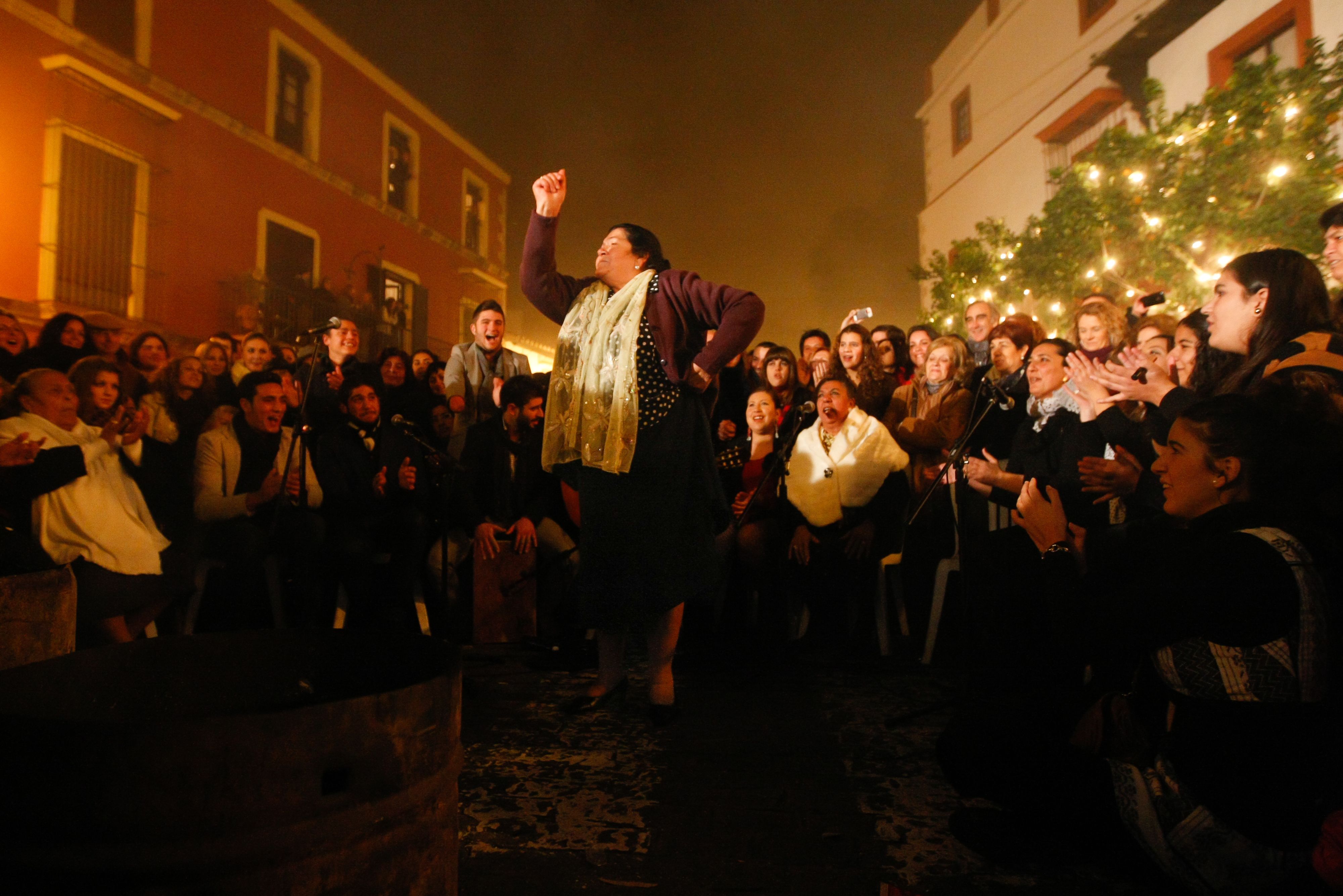 Una pataíta clásica en una Zambomba en la plaza de Santiago, en Jerez