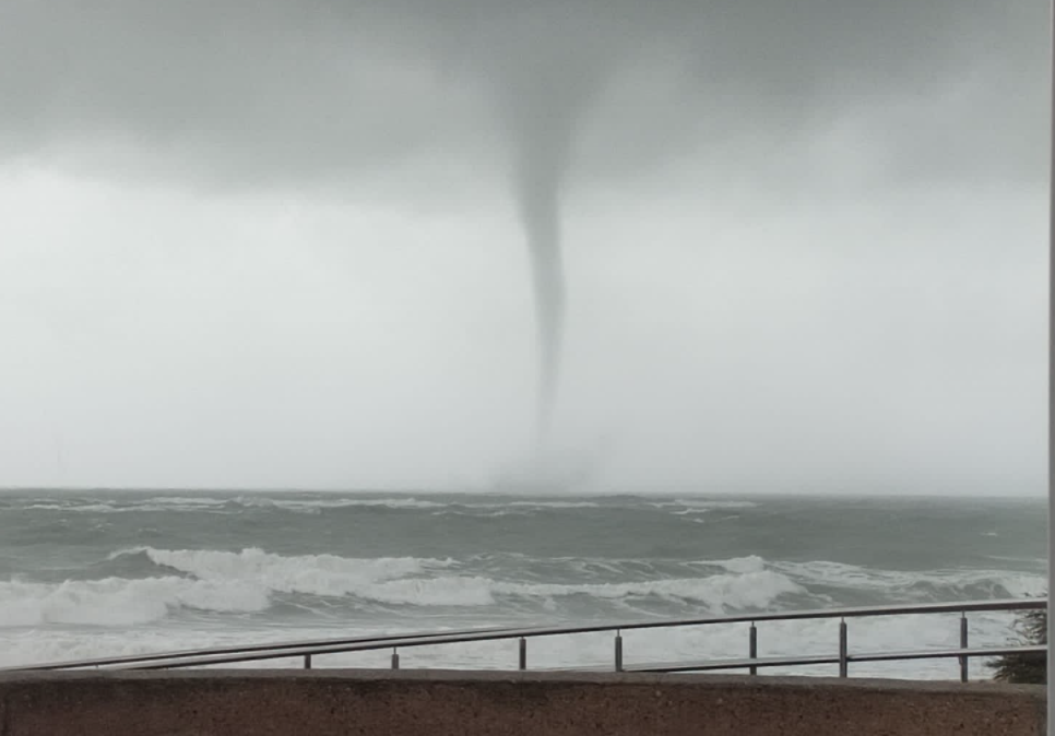 Manga marina en La Barrosa: 60% de riesgo de tornado en tierra en la costa de Cádiz.