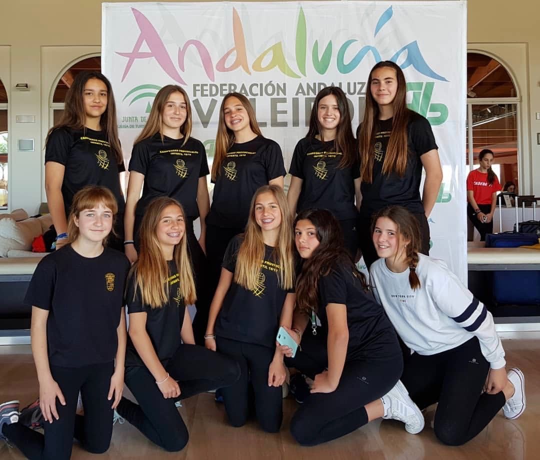 Las alumnas del equipo de voley playa del colegio los Marianistas en el Campeonato de Andalucía. FOTO: picdeer.com