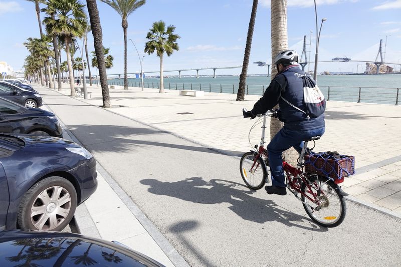 Un ciclista pareando por el carril bici de Cádiz, en una imagen de archivo.  Un estudio demuestra que un trabajador estresado puede perder el mismo que yendo al gimnasio