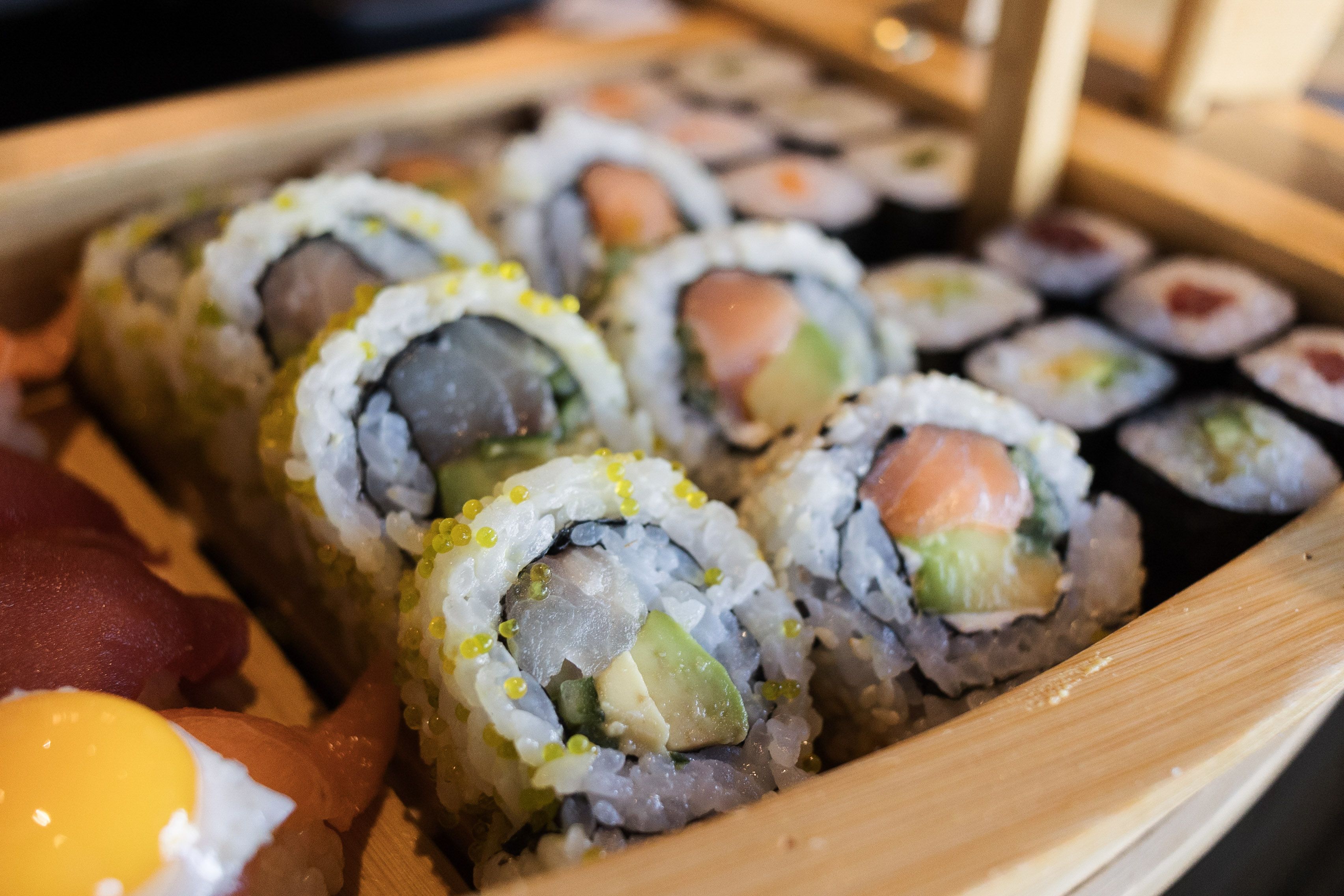 Una bandeja con comida japonesa en una imagen de archivo.