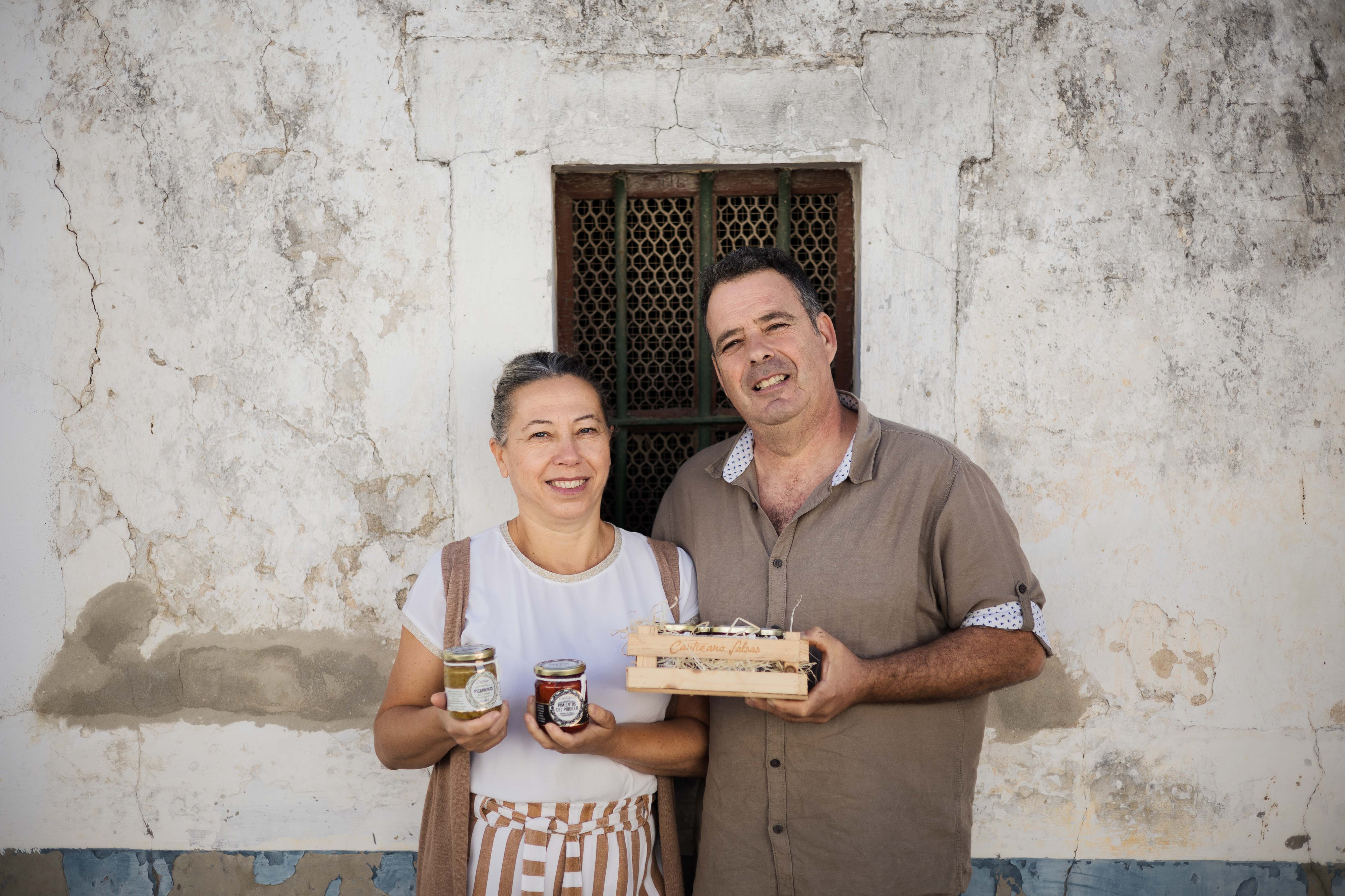 Juan Antonio e Isabel elaboran salsas vegetales en Paterna. 