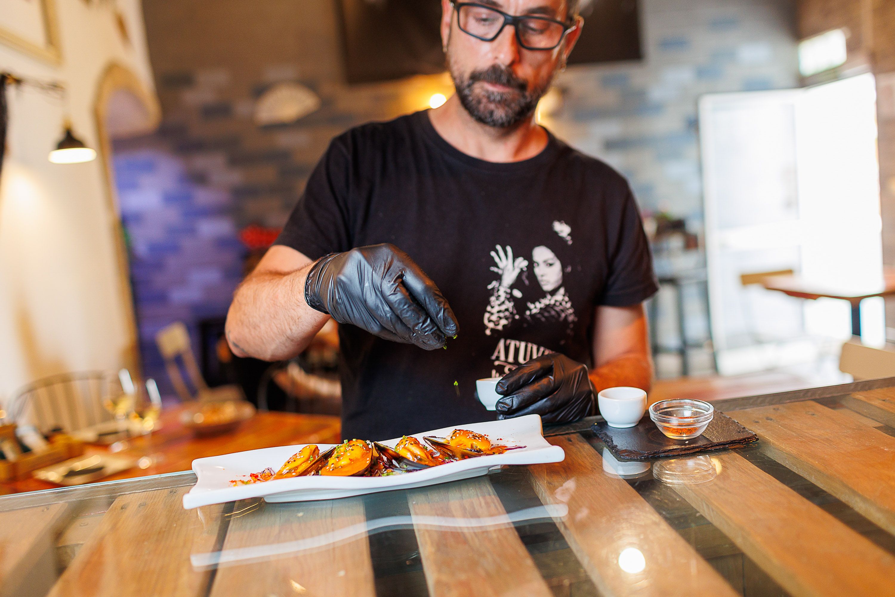 Pablo Lázaro, ultimando un plato de Atuvera, una gastrotaberna situada 'a la vera' de Lola.