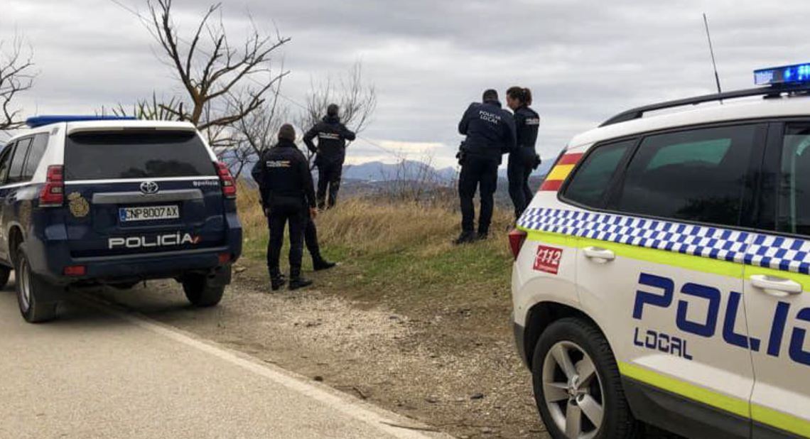 Policías Nacional y Local en Casabermeja, donde ha aparecido este jueves el cuerpo sin vida de Manuel.