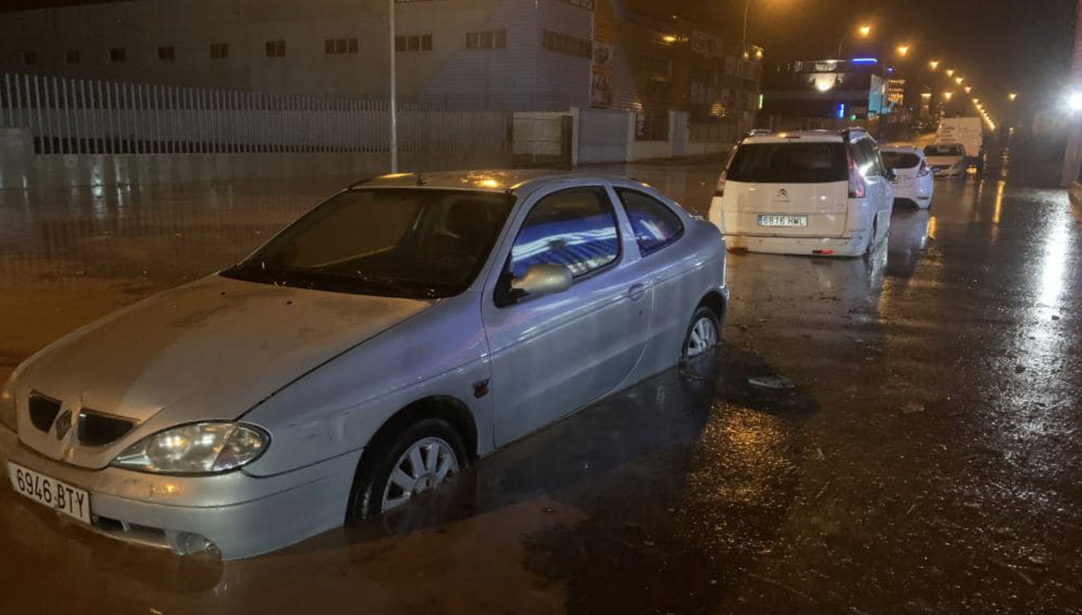 Caos por las lluvias en Ayamonte (en la imagen) y Gibraleón: Bomberos rescatan a dos hombres de sus coches.