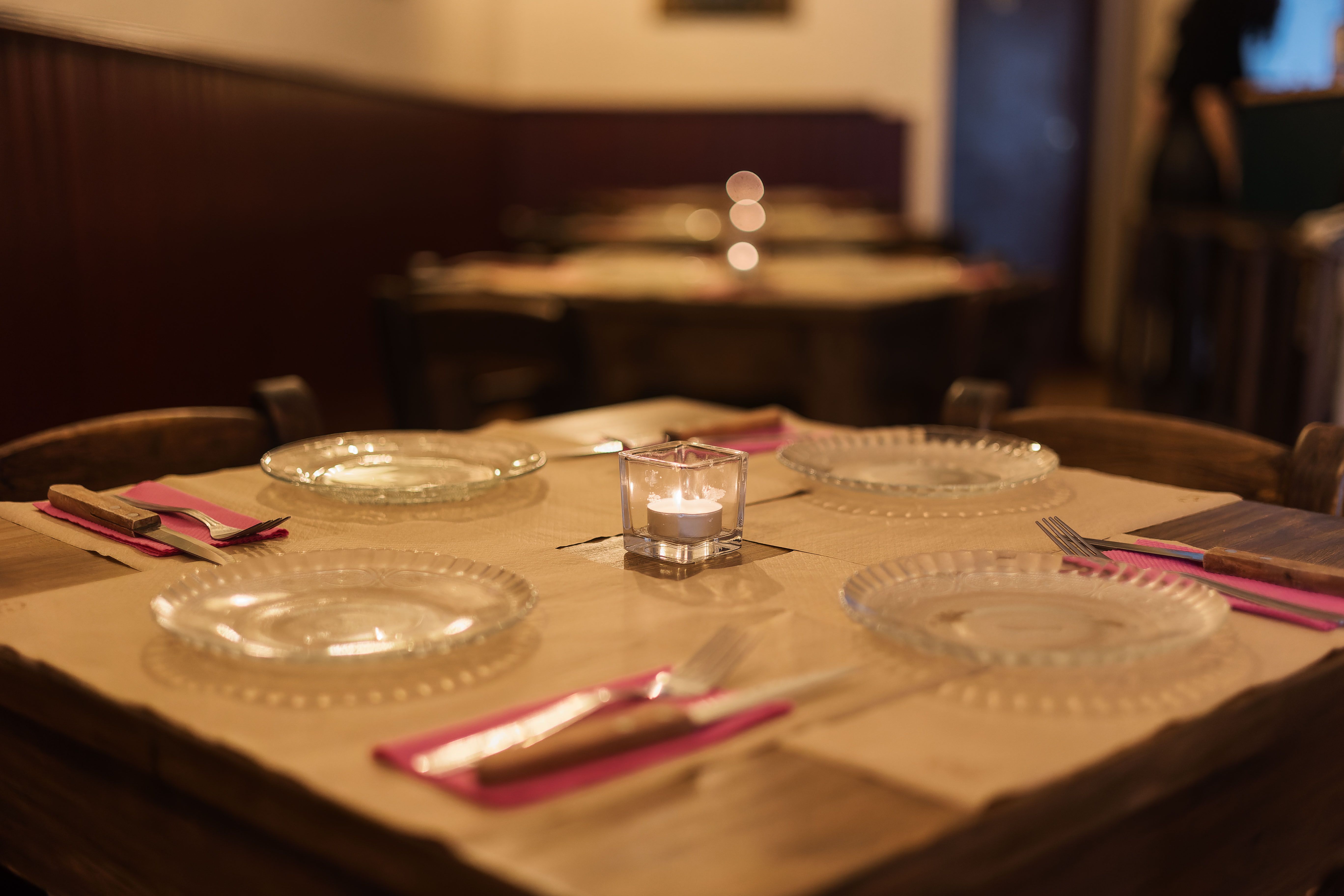 Una mesa del restaurante preparada para recibir comensales.    MANU GARCÍA 