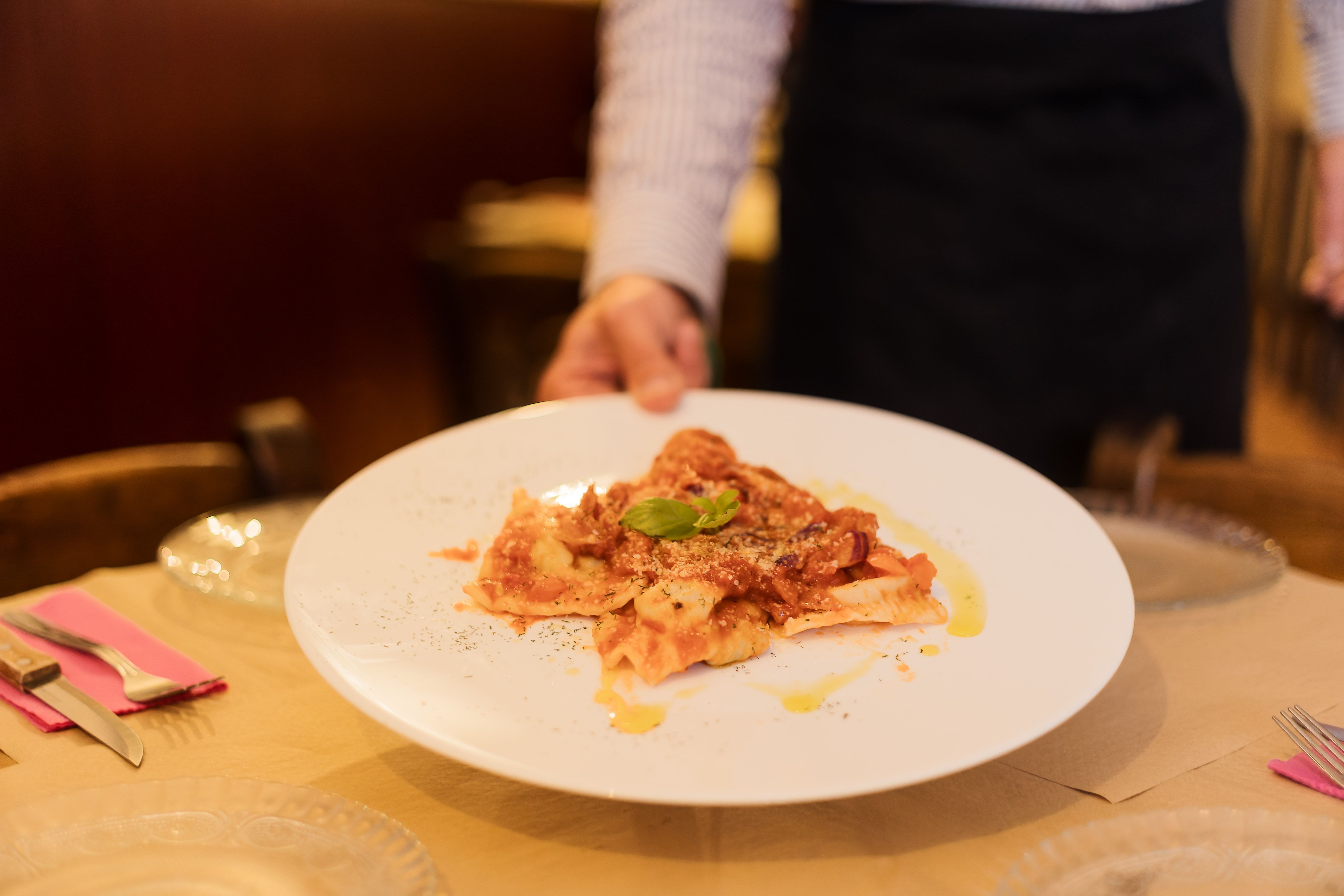 Ravioli de verdura en salsa de tomate fresco y eneldo. MANU GARCÍA