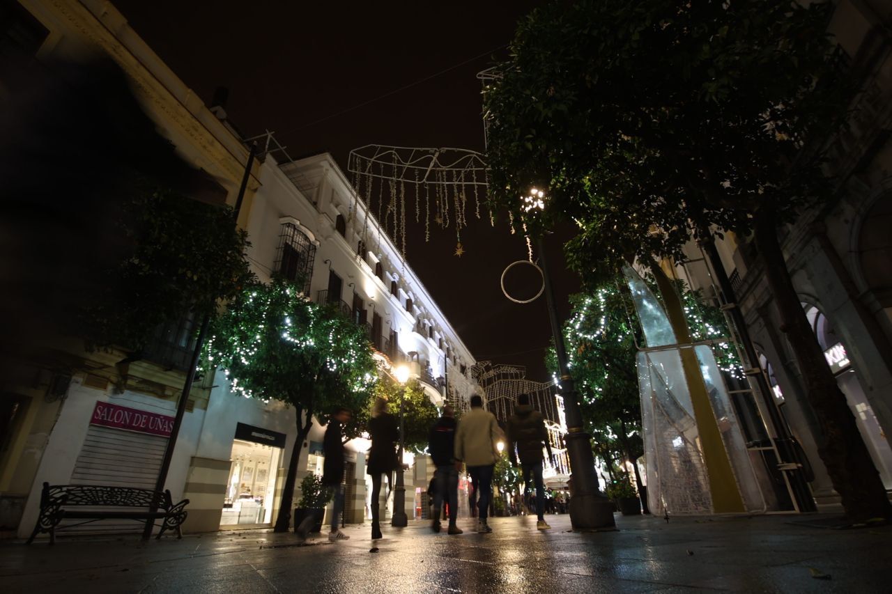 Apagones casi diarios en el alumbrado de Navidad en Jerez. En la imagen, sin luz este mismo jueves.