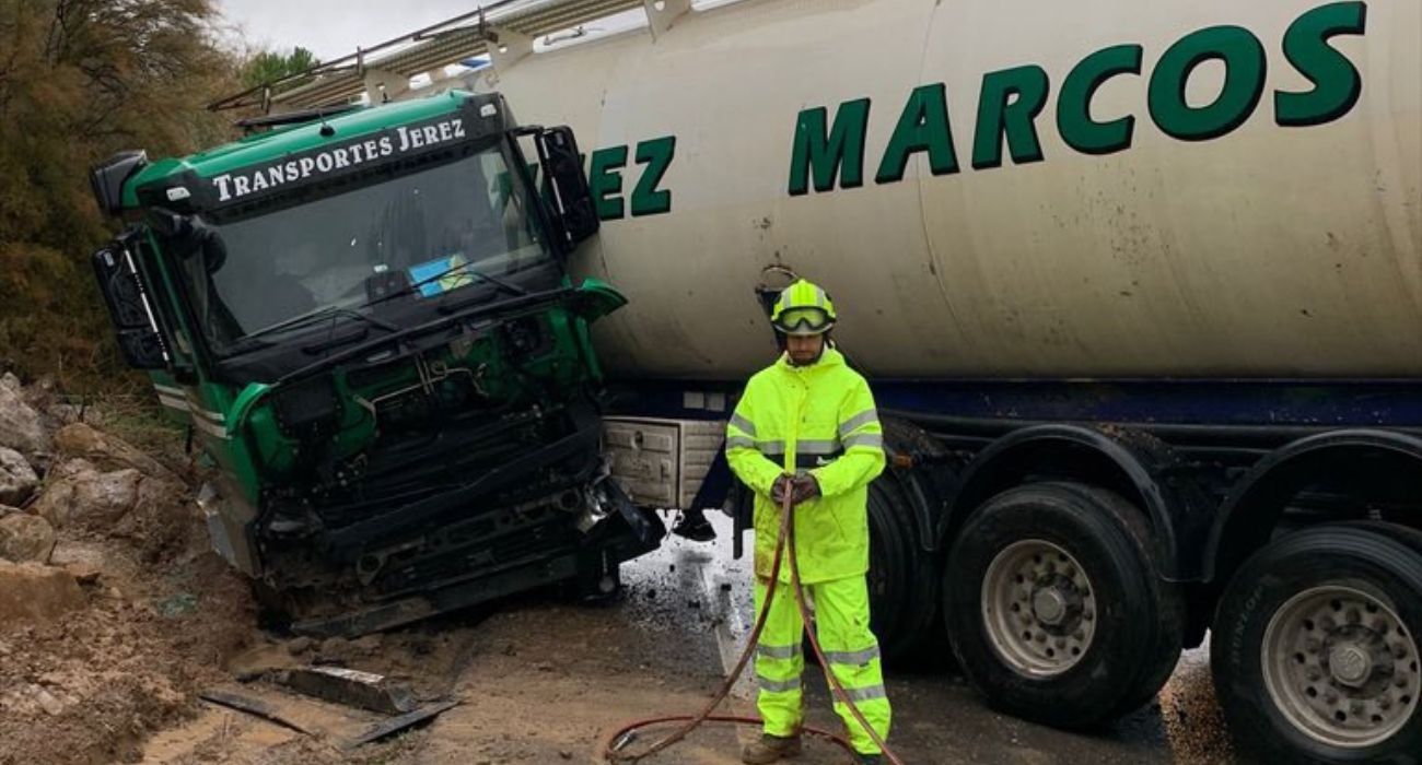 Una imagen de cómo quedó el camión tras hacer la tijera.