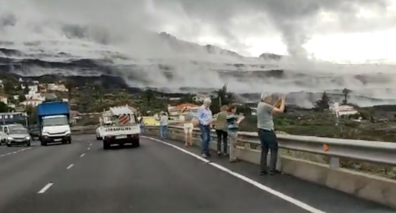 Impresionante mar de vapor de agua que deja el volcán de La Palma.