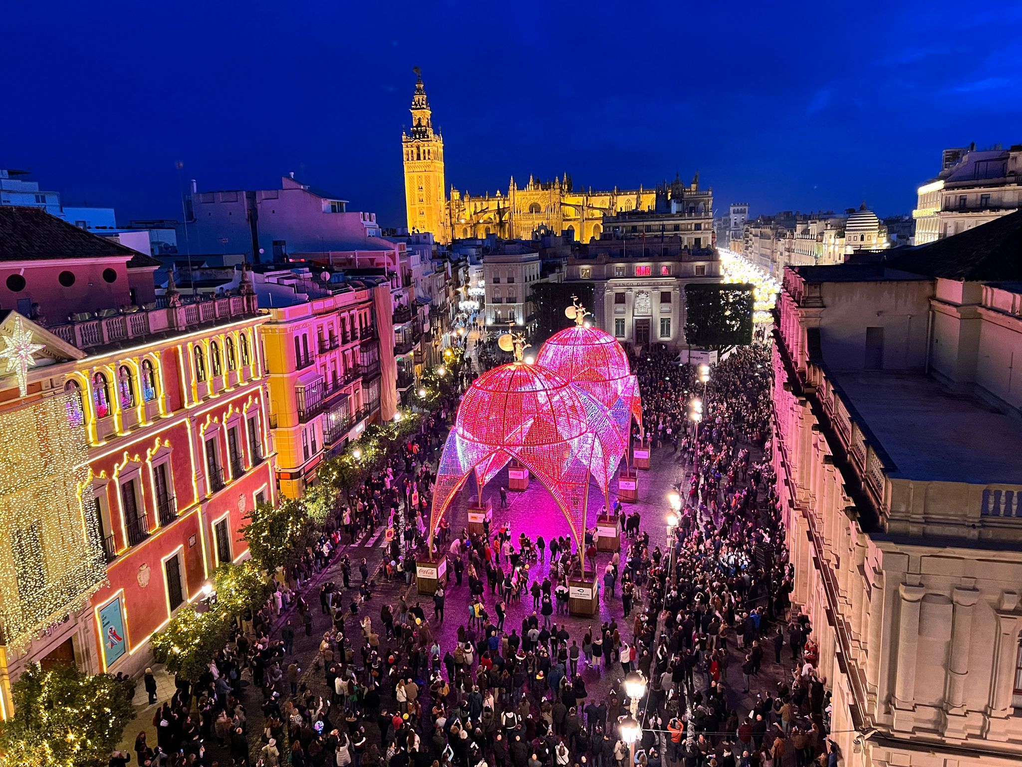 Vista de la catedral de luz con la catedral de Sevilla al fondo.