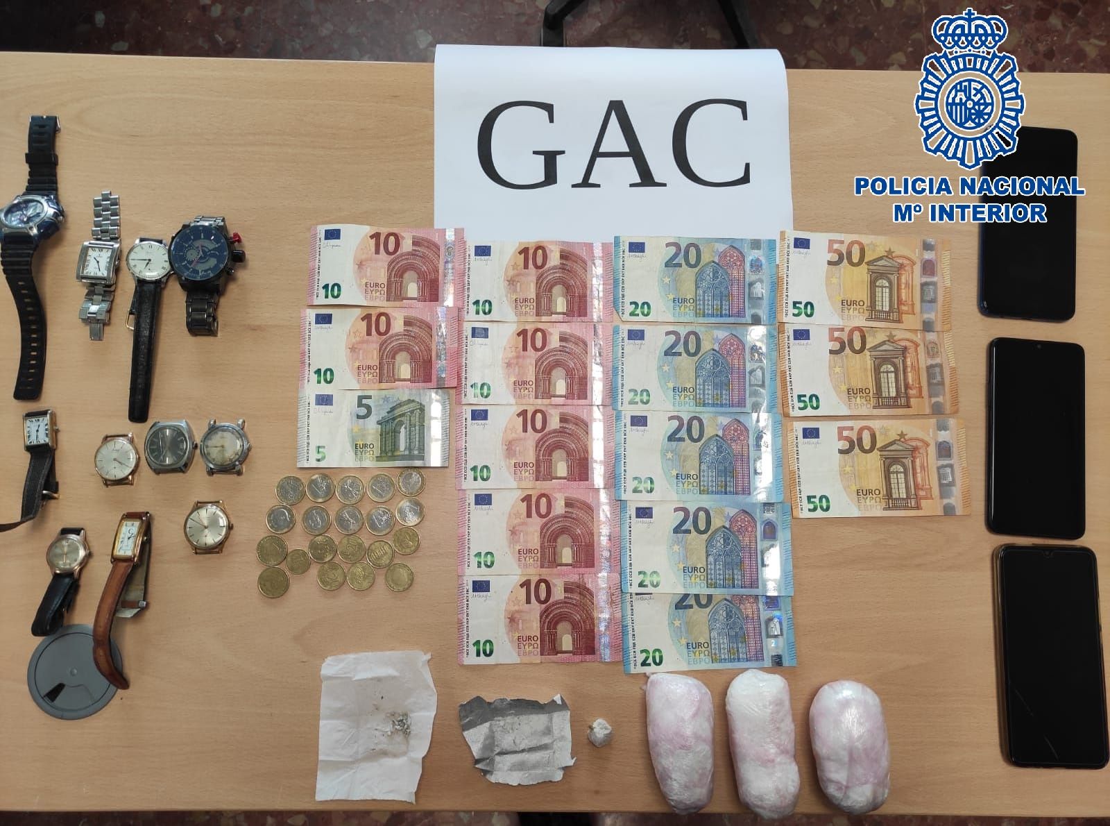 Con más de 300 gramos de cocaína en un piso turístico de Cádiz.