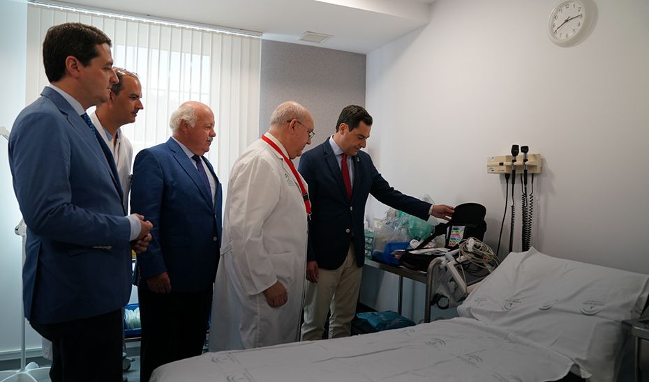 Un momento de la reciente visita del presidente de la Junta a un nuevo centro de salud de Córdoba capital.