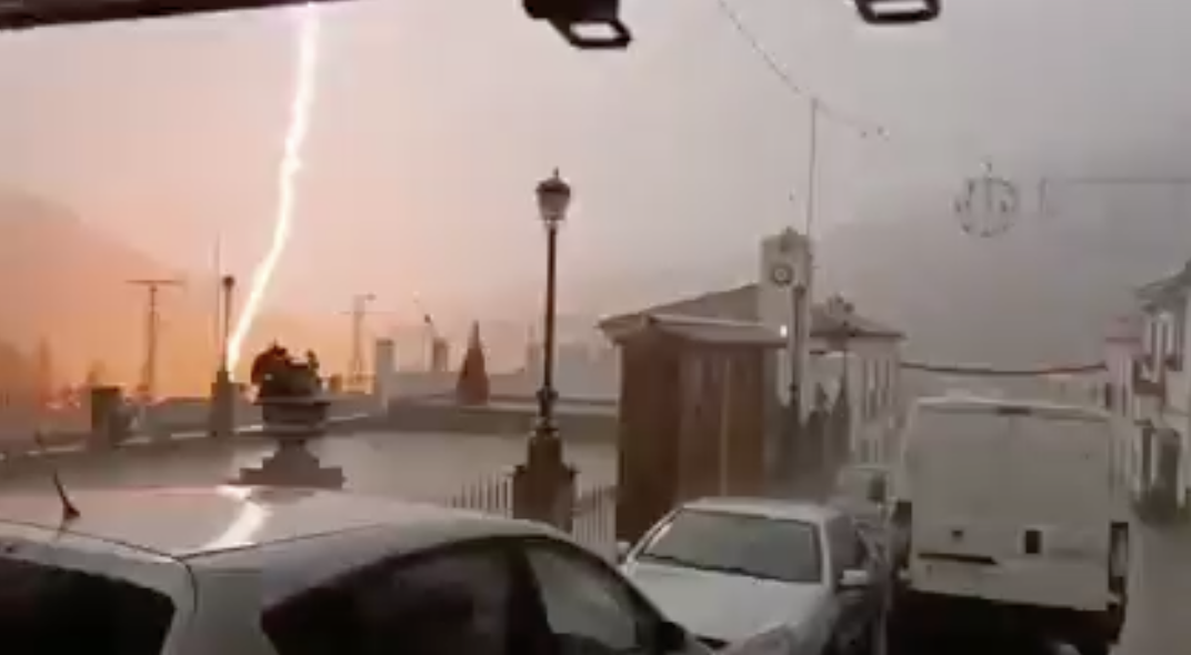 Brutal impacto de un rayo en un transformador eléctrico en Benamahoma.
