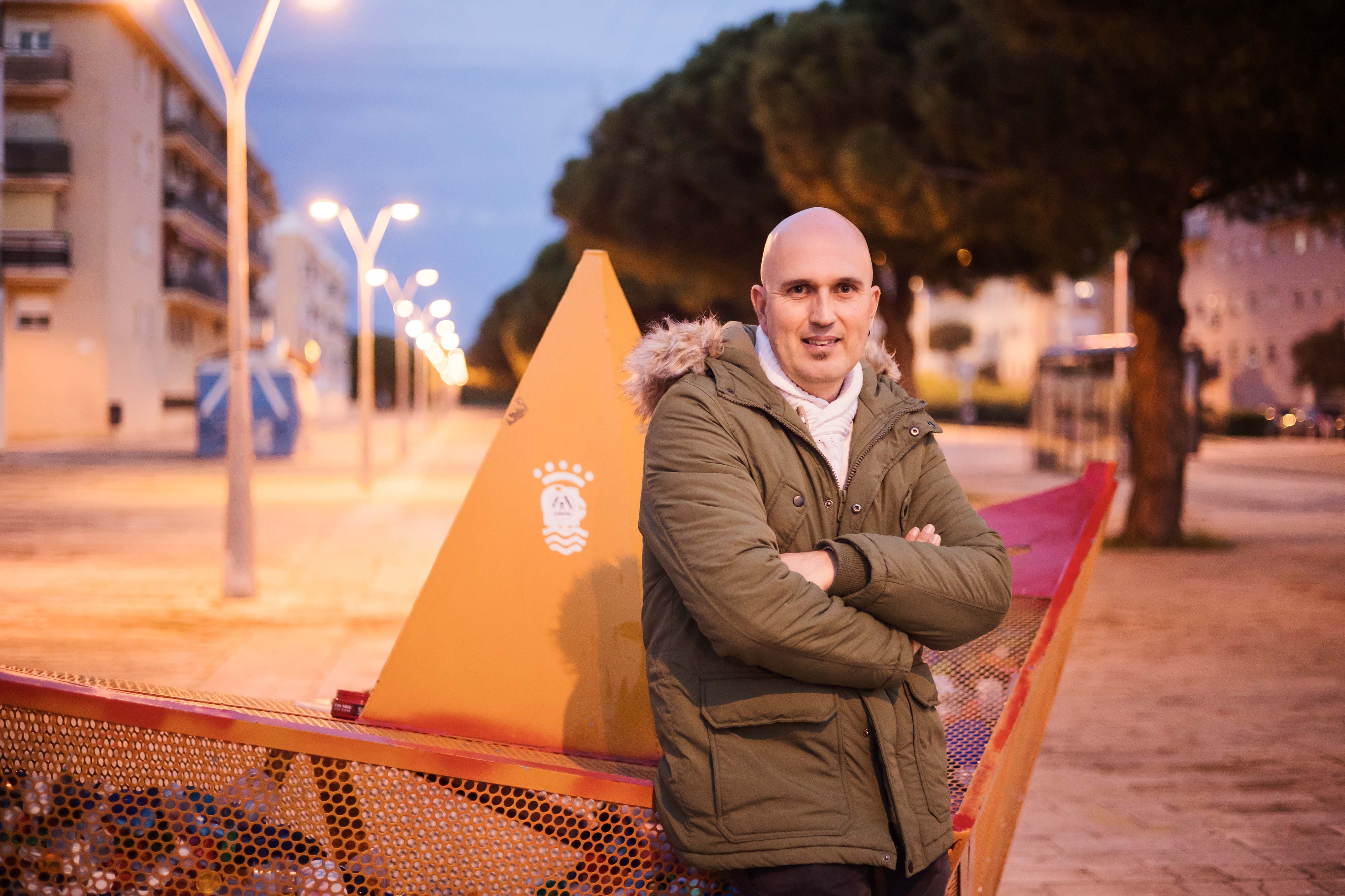 Diego Ruiz, sevillano activista del barrio que colabora con la recogida de tapones solidarios.